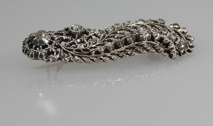 Antieke zilveren broche met diamanten
