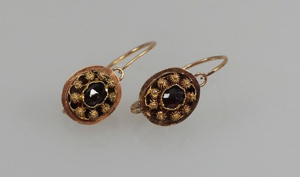 Verkocht! Antieke 18-karaats gouden oorhangers met granaat